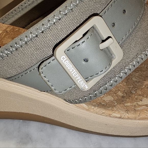 Clark's Cloudstepper Sage Green Thong Sandals - Picture 5 of 10